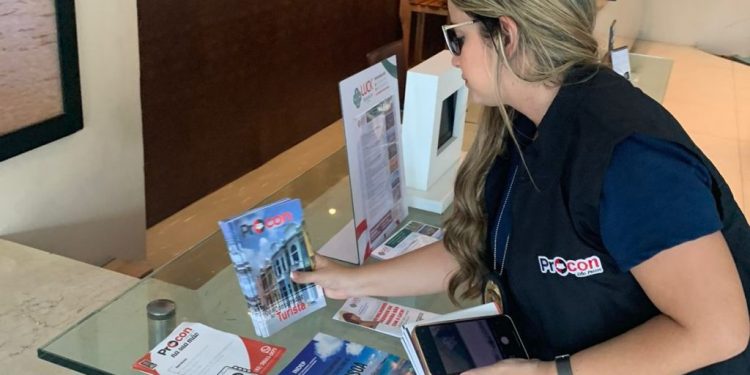 Prefeitura distribui mil Guias do Consumidor Turista em cerca de 70 hotéis da Capital