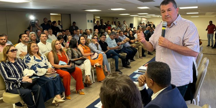 Prefeitos paraibanos apresentam demandas à bancada federal e discutem dificuldades para administrar os municípios