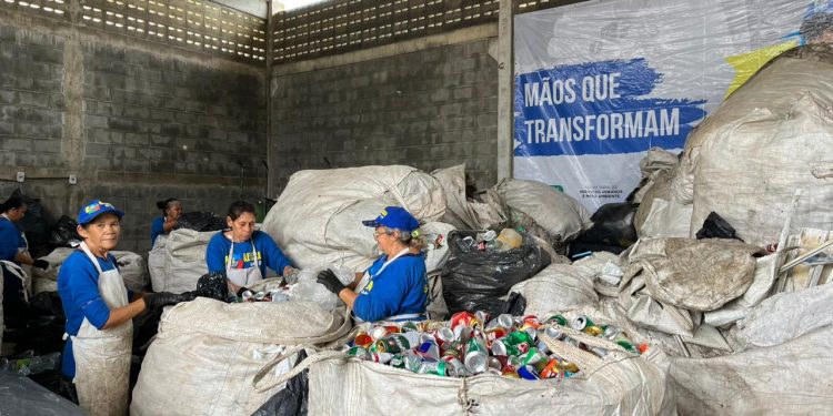 Recicla São João bate recorde e garante renda de R$ 3 mil para cada um dos 50 trabalhadores do projeto