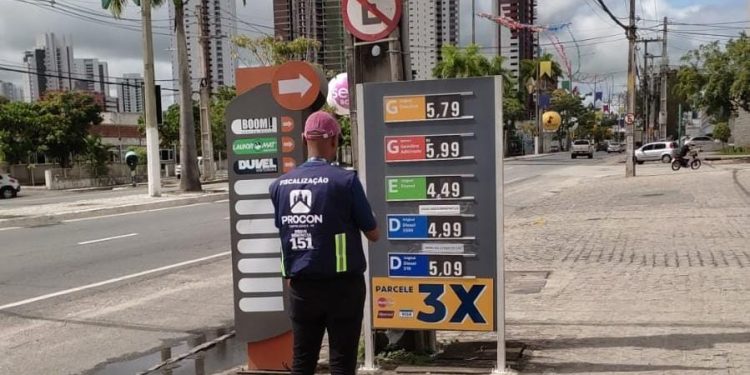 Procon de Campina Grande autua quase todos os postos de combustíveis do município durante operação de fiscalização