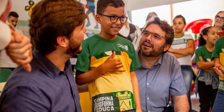 Olhar Campina: Bruno entrega 400 óculos de grau a estudantes da Rede Municipal