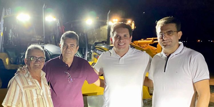 Deputado Hugo Motta realiza entrega de quatro máquinas para municípios paraibanos