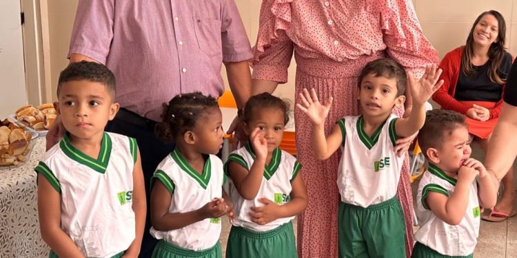 Prefeitura de Bayeux realiza entrega de fardamentos escolares para alunos do município