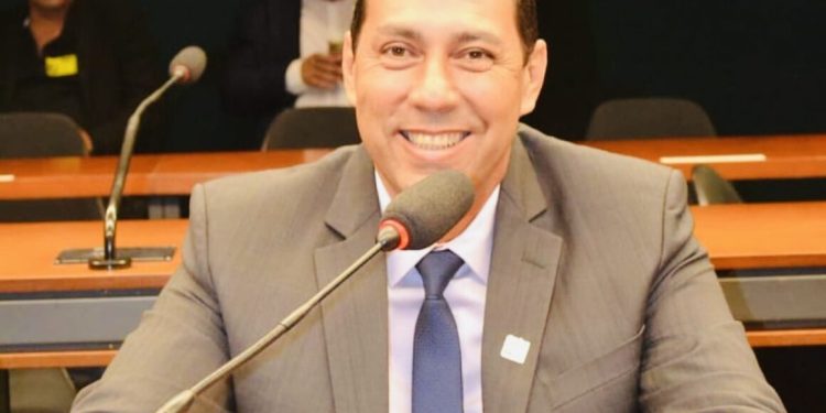 Prefeito paraibano exonera comissionados e corta 20% do próprio salário