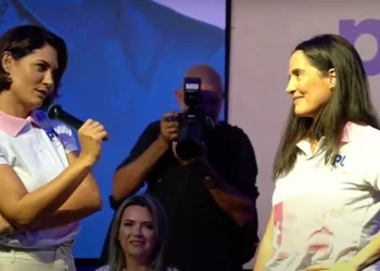 Durante evento na Paraíba, Michelle Bolsonaro pede para deputada tirar prótese