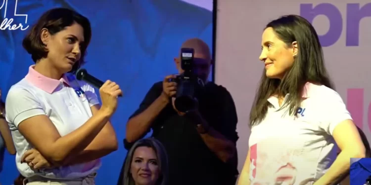 Durante evento na Paraíba, Michelle Bolsonaro pede para deputada tirar prótese