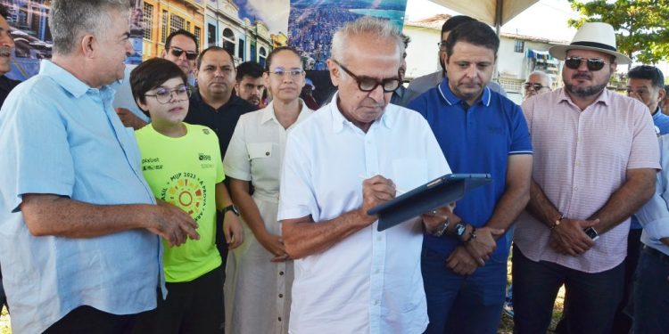 Cícero Lucena assina ordem de serviço de nova Unidade de Saúde em Gramame