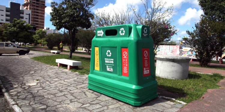 EMLUR instala pontos de entrega voluntária de materiais recicláveis em locais públicos