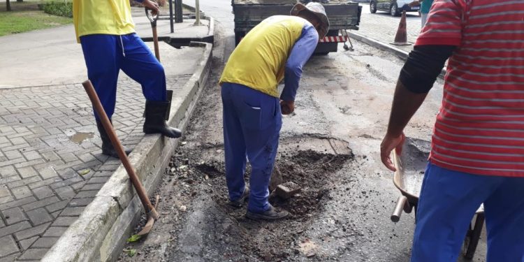 Seinfra realiza serviços manutenção de galerias, Operação Tapa-Buraco e iluminação pública em 25 bairros