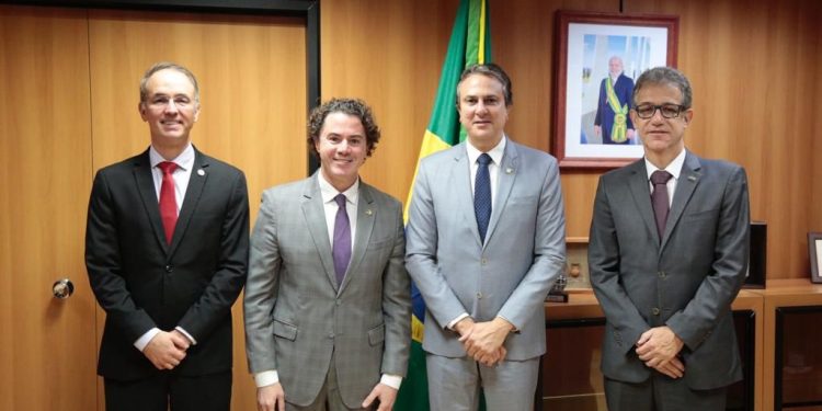Ministro da Educação também garante a Veneziano manutenção da gestão plena da saúde em Campina Grande
