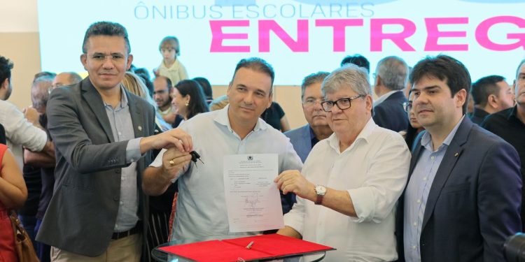 Estudantes da rede municipal de Conde são beneficiados com novo ônibus escolar