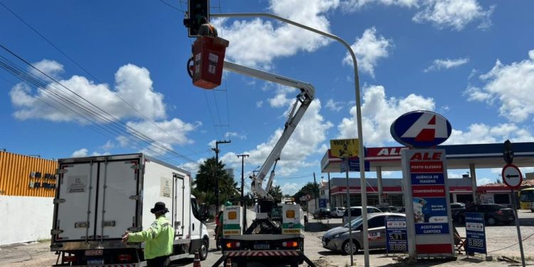 Semob-JP alerta população para novo cruzamento com semáforo entre os bairros do Geisel e Água Fria
