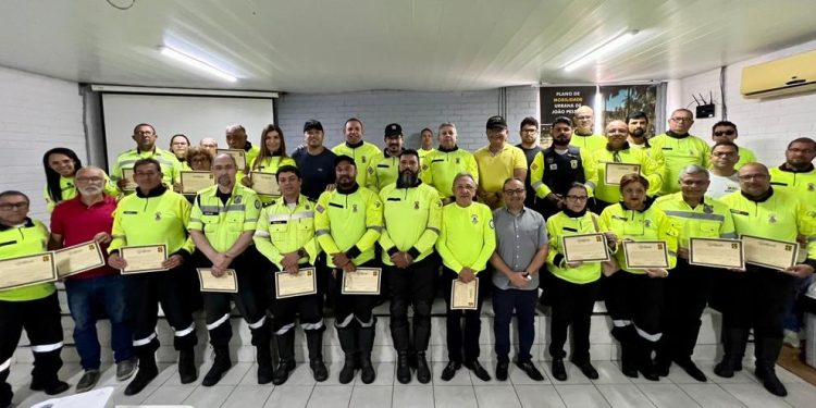 Semob-JP entrega certificados para concluintes do curso de atualização de agente de trânsito