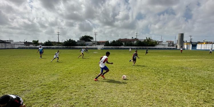 Semhab e Sejer promovem oficina de futebol com jovens do Residencial Vista Alegre