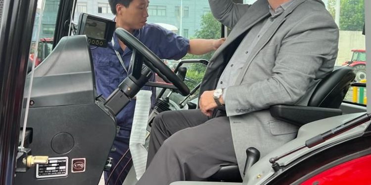 João Azevêdo discute utilização de equipamentos agrícolas da China para aumentar produtividade na agricultura familiar da Paraíba