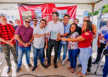 Leo Bezerra assina ordem de serviço para pavimentação e urbanização de vias em Mangabeira