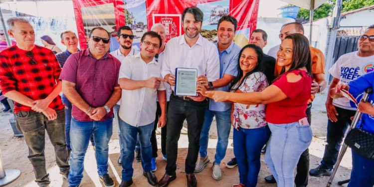 Leo Bezerra assina ordem de serviço para pavimentação e urbanização de vias em Mangabeira