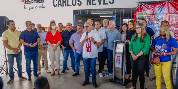 Cícero Lucena entrega reestruturação de escola no José Américo, 25ª finalizada pela gestão