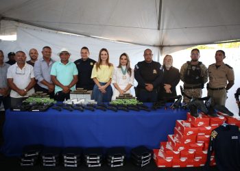 Prefeita entrega novos equipamentos de segurança para Guarda Civil Municipal de Conde