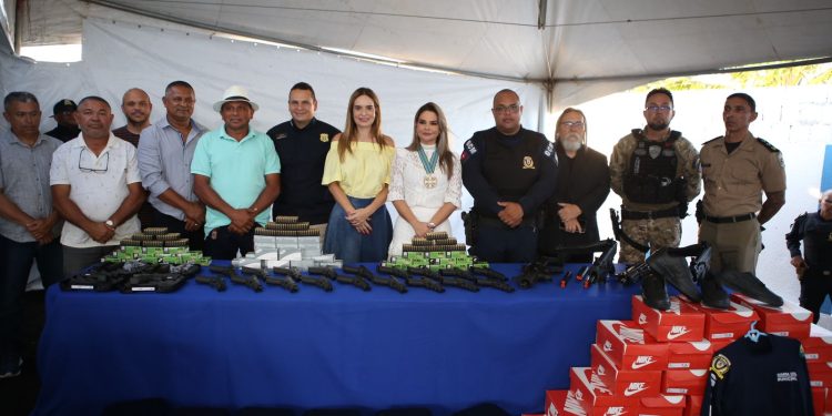 Prefeita entrega novos equipamentos de segurança para Guarda Civil Municipal de Conde