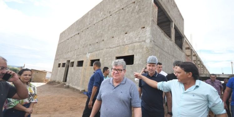 João Azevêdo inaugura prédio da Empaer e inspeciona obras de educação e infraestrutura em Itaporanga