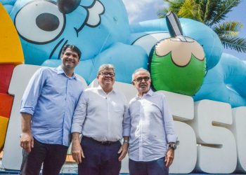 Cícero Lucena recebe Sansão gigante e destaca divulgação turística da Capital