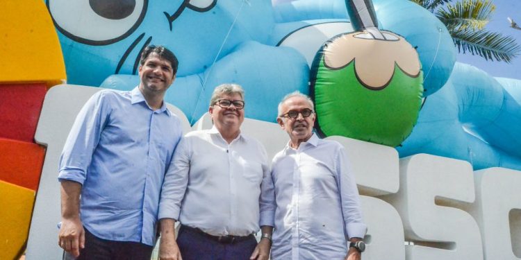 Cícero Lucena recebe Sansão gigante e destaca divulgação turística da Capital