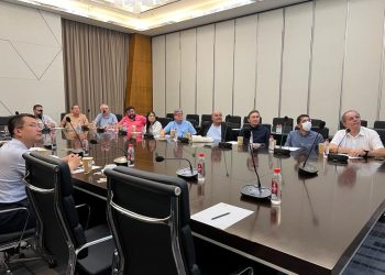 Governador conhece o maior radiotelescópio do mundo na China, que vai servir como referência para o Bingo, em Aguiar