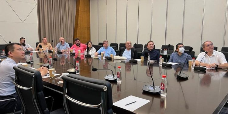 Governador conhece o maior radiotelescópio do mundo na China, que vai servir como referência para o Bingo, em Aguiar