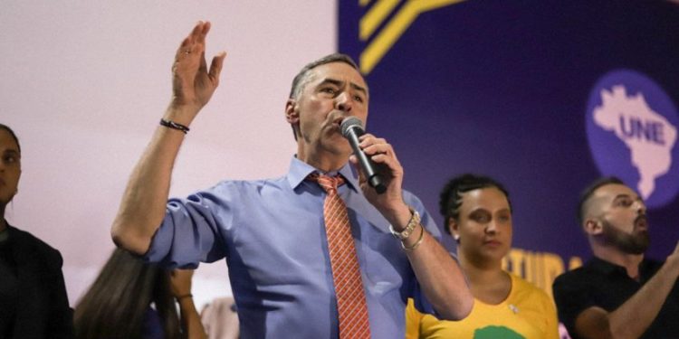 “Nós derrotamos o bolsonarismo”, diz ministro Barroso em evento da UNE