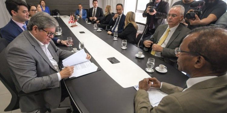 Governo firma acordo de cooperação técnica com TJPB para auxiliar decisões de magistrados na área da Saúde