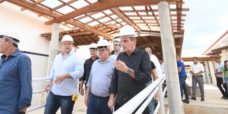 Governador inaugura travessia urbana e inspeciona reforma de escola em Carrapateira e São José de Piranhas