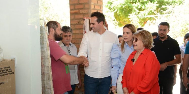Governador em exercício entrega reforma do Parque Cruz da Menina e visita Centro de Comercialização de Calçados