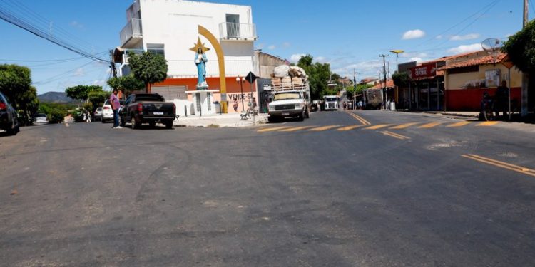 João Azevêdo entrega travessia urbana de Cachoeira dos Índios e visita obra de complexo educacional