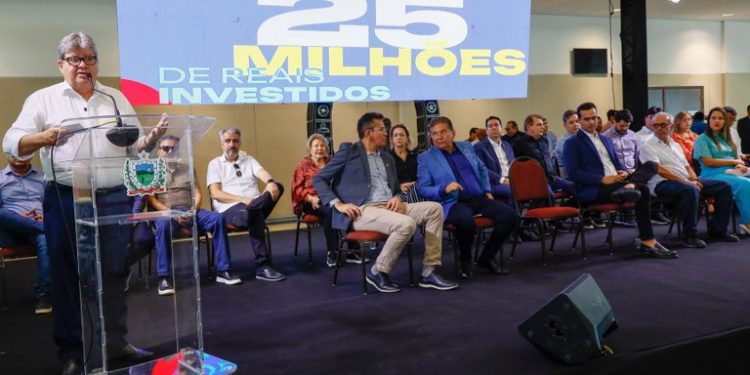 João Azevêdo entrega mais 60 ônibus escolares e garante conforto e segurança no transporte de alunos paraibanos