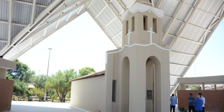 Governador em exercício entrega reforma do Parque Cruz da Menina e visita Centro de Comercialização de Calçados