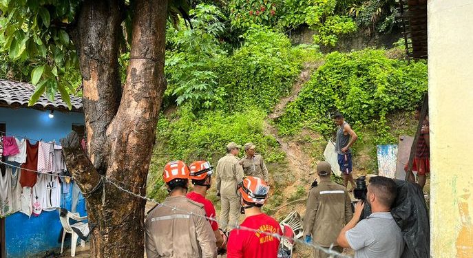 Deslizamento de terra atinge casa em Santa Rita