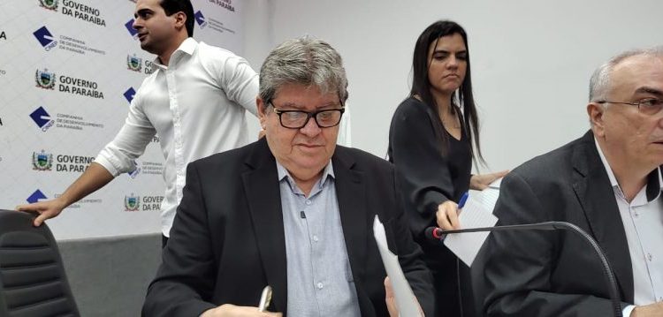 João Azevêdo anuncia instalação de fábrica chinesa de remédios e de ônibus elétrico na Paraíba