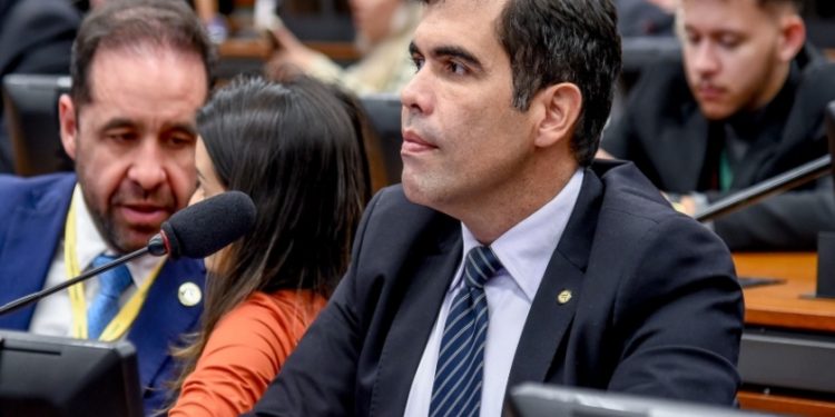 Ricardo Ayres propõe destinação de armas e bens apreendidos para as forças de segurança e administração pública