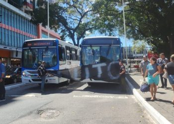 Motoristas de ônibus protestam por mais segurança no transporte coletivo