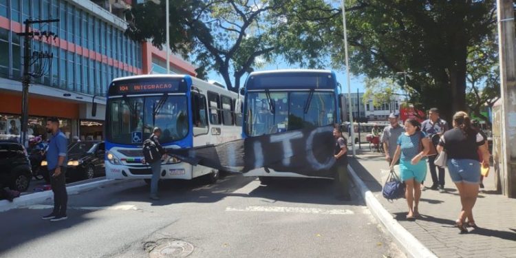 Motoristas de ônibus protestam por mais segurança no transporte coletivo