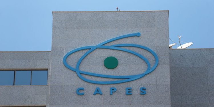 Capes regulamenta acúmulo de bolsa com outras remunerações