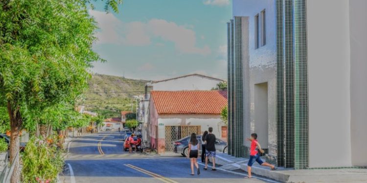 Governador inaugura travessia urbana e inspeciona reforma de escola em Carrapateira e São José de Piranhas