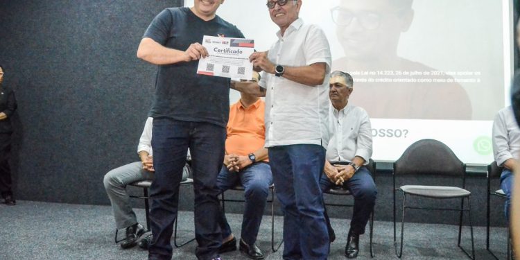 Prefeito entrega mais 92 certificados a empreendedores contemplados pelo ‘Eu Posso’