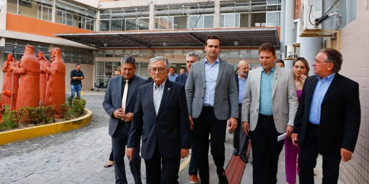 Lucas visita Hospital Napoleão Laureano e reforça parceria com instituição para fortalecer atendimento prestado aos paraibanos