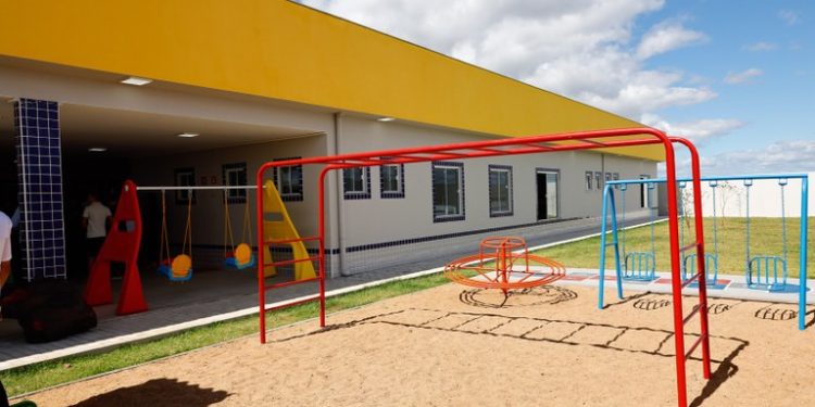 Governador em exercício entrega escola, travessia urbana e visita creche em Uiraúna e Bom Jesus