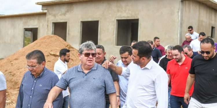 João inaugura travessias urbanas e visita obras de educação em Santana dos Garrotes, Nova Olinda e São José de Caiana