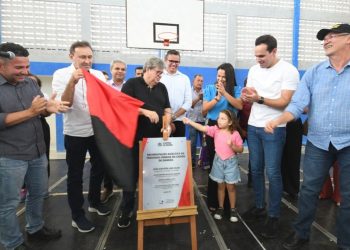 João Azevêdo entrega travessias urbanas e equipamentos para laboratórios de escola em Barra de Santa Rosa e Damião