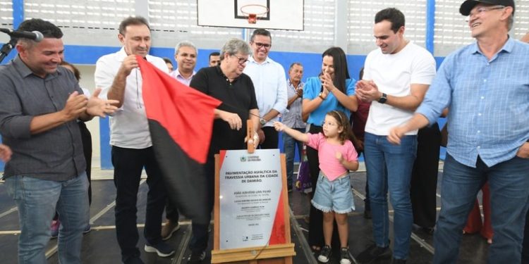 João Azevêdo entrega travessias urbanas e equipamentos para laboratórios de escola em Barra de Santa Rosa e Damião