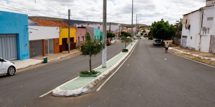 Governador em exercício entrega escola, travessia urbana e visita creche em Uiraúna e Bom Jesus